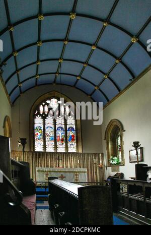 Inneneinrichtung der fassblauen Decke des Chors und der Kanzel in der St. Michael & All Angles Church im historischen East Coker, England, Großbritannien Stockfoto