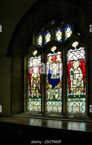 Klassisches Fleckglas in Alkoven in der St Michael & All Angels Church im County Somerset, East Coker, England, wo die Asche von TS Eliot interniert ist Stockfoto