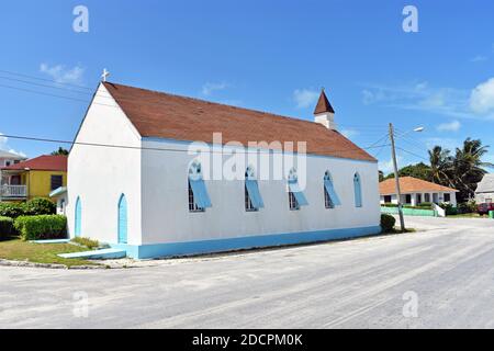 Die blau-weiße St. Columba's Anglikanische / Episcopal Church in Tarpum Bay, Eleuthera, Bahamas. Stockfoto