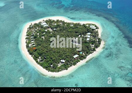Die Herzform der Insel Tavarau in der Republik Fidschi. Die Insel verfügt über ein Resort und hat einen weißen Sandstrand, umgeben von Korallenriffen. Stockfoto