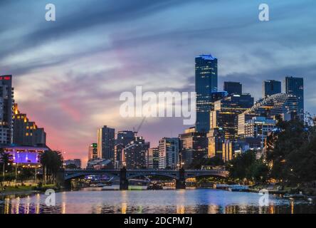 Melbourne Australien , Dämmerung in Melbourne entlang des Yarra River. Stockfoto