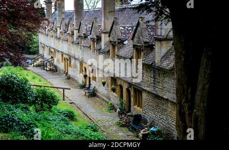 Ein historisches architektonisches Juwel, die Helyar Almshouses, gebaut aus lokalem Ham-Stein in 1640-60, im Dorf von East Coker, Somerset, England. Stockfoto