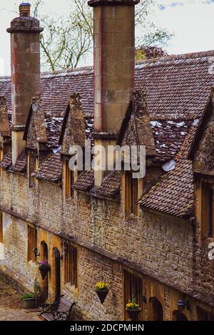 Ein historisches architektonisches Juwel, die Helyar Almshouses, gebaut aus lokalem Ham-Stein in 1640-60, im Dorf von East Coker, Somerset, England. Stockfoto