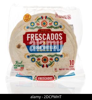 Winneconne, WI -19 November 2020: Ein Paket von Frescados Mehl Torillas Taco-Stil auf einem isolierten Hintergrund. Stockfoto