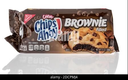 Winneconne, WI -19 November 2020: Ein Paket von Chips Ahoy kauen Brownie gefüllt weichen cookeis auf einem isolierten Hintergrund. Stockfoto