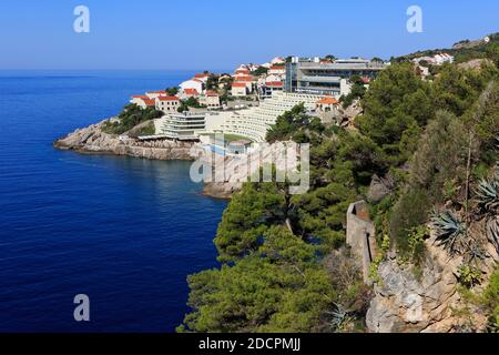 Panoramablick über das 5 Sterne Boutique Hotel Bellevue und den Strand an der Miramare Bucht in Dubrovnik, Kroatien Stockfoto