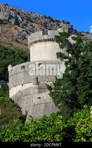 Der Minceta-Turm (1464) in der Altstadt (UNESCO-Weltkulturerbe) von Dubrovnik, Kroatien an einem schönen Sommertag Stockfoto