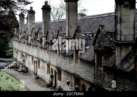 Ein historisches architektonisches Juwel, die Helyar Almshouses, gebaut aus lokalem Ham-Stein in 1640-60, im Dorf von East Coker, Somerset, England. Stockfoto