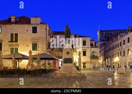 Statue des kroatischen Barockdichter Ivan Gundulic 1589-1638) auf dem Marktplatz (Gundulic Platz) in Dubrovnik, Kroatien in der Dämmerung Stockfoto