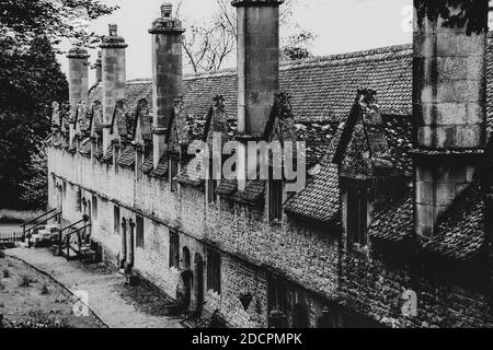 Ein historisches architektonisches Juwel, die Helyar Almshouses, gebaut aus lokalem Ham-Stein in 1640-60, im Dorf von East Coker, Somerset, England, Großbritannien Stockfoto