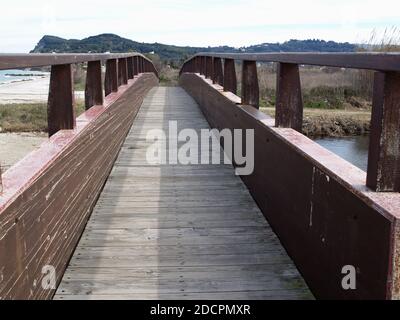 Holzbrücke über den Fluss Tifloss in Sidari, Korfu, Griechenland Stockfoto