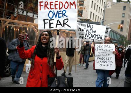 New York City, USA. November 2020. Demonstranten nehmen am 22. November 2020 in New York City an einer Anti-Lockdown-Kundgebung auf dem Union Square Teil.mit der Flut von neuen Corona-Viren, die die Stadt fegen, steht New York vor einer weiteren Lockdown. Sprecher und Demonstranten, die sich gegen das bevorstehende Mandat stellen, fordern weiterhin, dass die Regierung nicht in ihr Recht eingreifen darf, keine Schutzmaske zu tragen. Quelle: SIPA USA/Alamy Live News Stockfoto