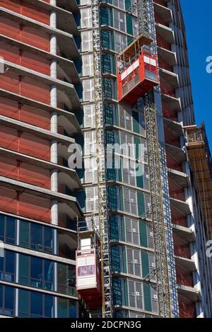 Brooklyn, NY - November 14 2020: Diese temporären Aufzüge werden beim Bau eines neuen Wohnturms in Greenpoint, Brooklyn, NY, eingesetzt. Stockfoto