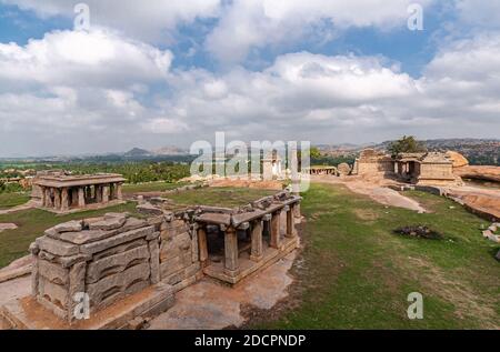 Hampi, Karnataka, Indien - 4. November 2013: Sunset Hill aka Hemakatu. Tempelruinen unter blauer Wolkenlandschaft. Stockfoto