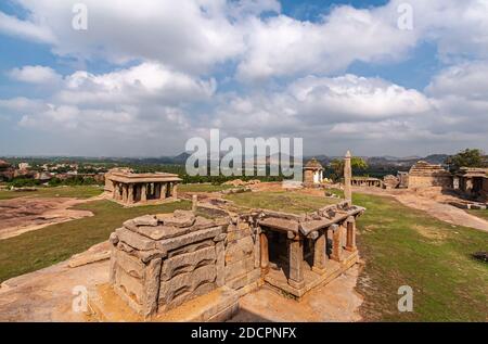 Hampi, Karnataka, Indien - 4. November 2013: Sunset Hill aka Hemakatu. Nahaufnahme der Tempelruinen unter blauer Wolkenlandschaft. Stockfoto