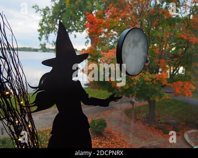 HALLOWEEN HEXE SILHOUETTE FENSTER Stockfoto