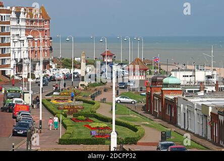 Die Strandpromenade und die Gärten des Zentrums von Bexhill von der Spitze des De La Warr Pavillons. Bexhill in East Sussex liegt zwischen Hastings und Eastbourne. Stockfoto