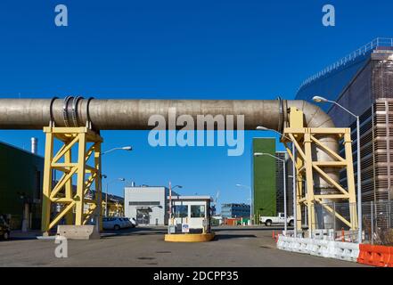 Brooklyn, NY - November 16 2020: Die massive 62" Odor Control Rohrleitung in der Newtown Creek Abwasseraufbereitungsanlage in Brooklyn, NY Stockfoto