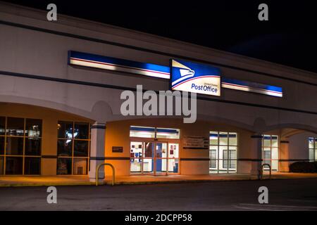 Augusta, GA / USA - 11 20 20: United States Post Office bei Nacht Seitenansicht Stockfoto