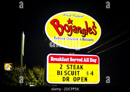 Augusta, GA / USA - 11 20 20: Bojangles Restaurant Straßenschild in der Nacht Stockfoto