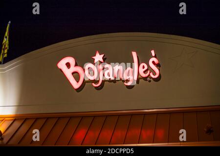 Augusta, GA / USA - 11 20 20: Bojangles Restaurant Gebäude Schild in der Nacht Stockfoto