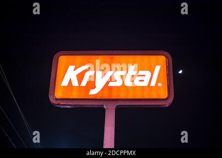 Augusta, GA / USA - 11 20 20: Krystal Restaurant Fast Food Straßenschild in der Nacht Stockfoto