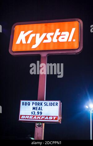 Augusta, GA / USA - 11 20 20: Krystal Restaurant Fast Food Straßenschild in der Nacht Stockfoto