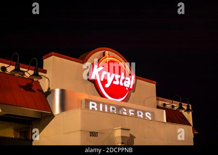 Augusta, GA / USA - 11 20 20: Krystal Restaurant Fast-Food-Gebäude Schild in der Nacht Stockfoto