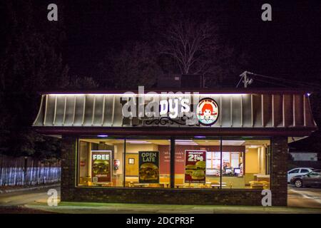 Augusta, GA / USA - 11 20 20: Wendys Restaurant Blick auf das Gebäude bei Nacht Stockfoto