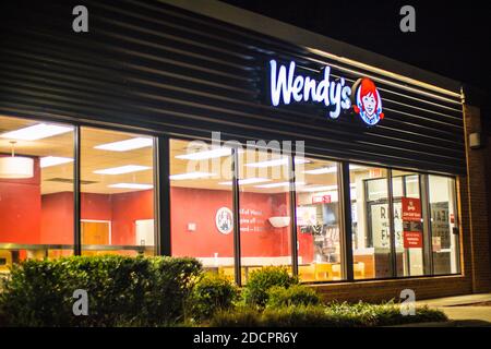 Augusta, GA / USA - 11 20 20: Wendys Restaurant Fast Food Blick in der Nacht Stockfoto