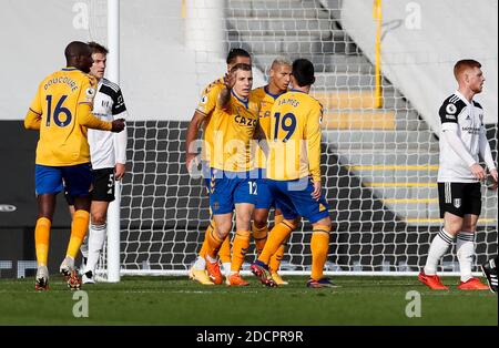 London, Großbritannien. November 2020. Evertons Spieler feiern nach dem Scoring während der englischen Premier League zwischen Fulham und Everton in London, Großbritannien, 22. November 2020. Quelle: Han Yan/Xinhua/Alamy Live News Stockfoto