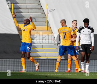 London, Großbritannien. November 2020. Evertons Abdoulaye Doucour (1. L) feiert nach dem Tor während der englischen Premier League zwischen Fulham und Everton in London, Großbritannien, 22. November 2020. Quelle: Han Yan/Xinhua/Alamy Live News Stockfoto