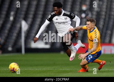 London, Großbritannien. November 2020. Fulhams Ola Aina (L) steht mit Evertons Lucas Digne während der englischen Premier League zwischen Fulham und Everton in London, Großbritannien, am 22. November 2020. Quelle: Han Yan/Xinhua/Alamy Live News Stockfoto