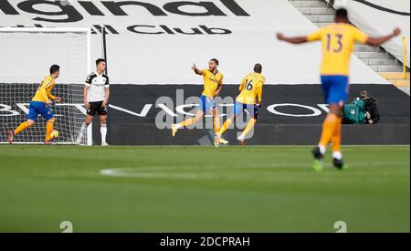 London, Großbritannien. November 2020. Evertons Spieler feiern ihr Eröffnungsziel von Dominic Calvert-Lewin während der englischen Premier League zwischen Fulham und Everton in London, Großbritannien, 22. November 2020. Quelle: Han Yan/Xinhua/Alamy Live News Stockfoto