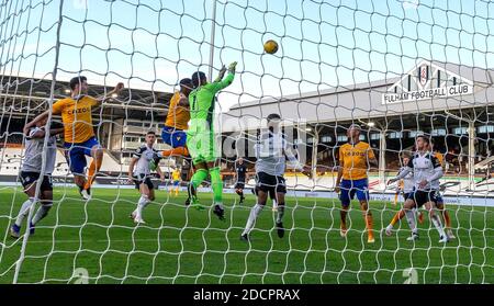 London, Großbritannien. November 2020. Fulhams Torwart Alphonse areola (C) versucht, während der englischen Premier League zwischen Fulham und Everton in London, Großbritannien, am 22. November 2020, ein Spar zu machen. Quelle: Han Yan/Xinhua/Alamy Live News Stockfoto