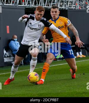 London, Großbritannien. November 2020. Fulhams Joe Bryan (L) steht mit Evertons Lucas Digne während der englischen Premier League zwischen Fulham und Everton in London, Großbritannien, am 22. November 2020. Quelle: Han Yan/Xinhua/Alamy Live News Stockfoto