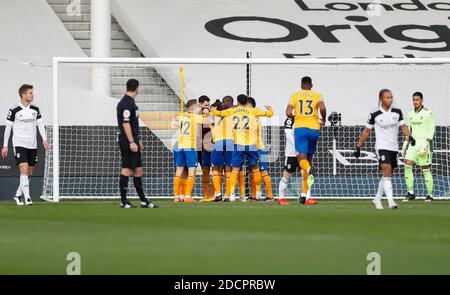 London, Großbritannien. November 2020. Evertons Spieler feiern ihr Eröffnungsziel von Dominic Calvert-Lewin während der englischen Premier League zwischen Fulham und Everton in London, Großbritannien, 22. November 2020. Quelle: Han Yan/Xinhua/Alamy Live News Stockfoto