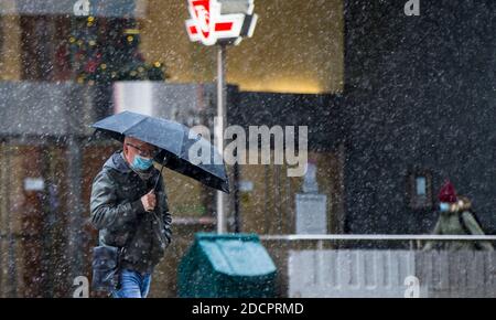 Toronto, Kanada. November 2020. Ein Mann mit Gesichtsmaske geht an einem verschneiten Tag in Toronto, Ontario, Kanada, am 22. November 2020 auf einer Straße. Umwelt Kanada hat am Sonntag für die meisten Gebiete im Süden Ontarios Schneefälle mit einem Schneefall von mehr als 20 cm prognostiziert. Quelle: Zou Zheng/Xinhua/Alamy Live News Stockfoto