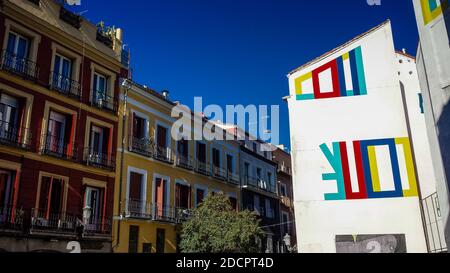 Bunte Gemälde auf spanischen Gebäuden, Madrid Innenstadt Stockfoto