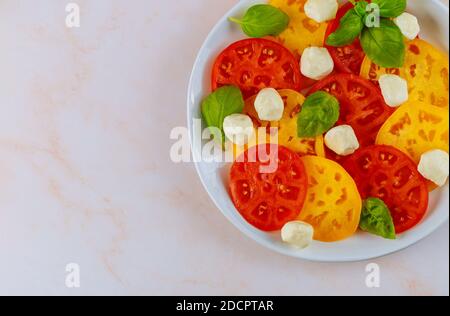 Vegetarischer Salat aus Tomaten, Mozzarella und Basilikum. Draufsicht. Stockfoto