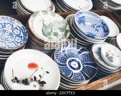 Bunte Teller und Schalen zum Verkauf außerhalb eines Second-Hand-Shops in Tokyo, Japan. Stockfoto