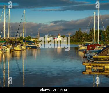 Golden Hour in der Little Current Marina, MANITOULIN Island, ON, Kanada Stockfoto