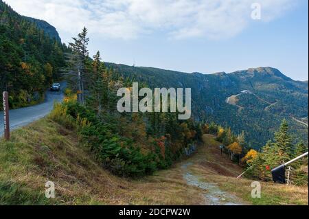 Mt. Mansfield - Blick auf den Gipfel, den Kamm und Klippen Aufschlüsse. Jeep Abfahrt auf einer Bergstraße. Skipisten und Gondelterminal. Stowe, VT, USA Stockfoto