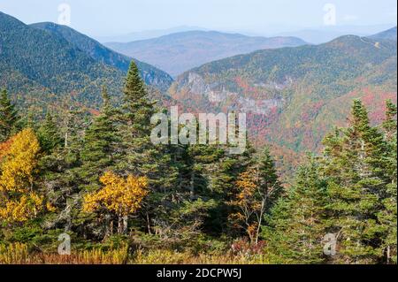 Schmugglers' Notch - ein Bergpass, der Mount Mansfield in den Green Mountains vom Spruce Peak und der Sterling Range trennt. Stowe, VT, USA. Stockfoto