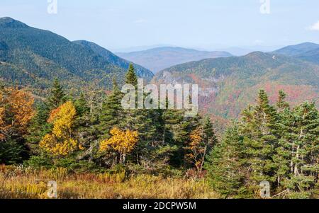 Schmugglers' Notch - ein Bergpass, der Mount Mansfield in den Green Mountains vom Spruce Peak und der Sterling Range trennt. Stowe, VT, USA. Stockfoto