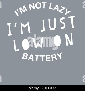 I'm Not Lazy I'M Just Low On Battery über bläulich grauen Hintergrund. Witziges Poster Zitat, Inspirierendes Sarkasmus Zitat. Stockfoto