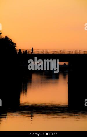 Malerische Brücke bei Sonnenuntergang in Athlone, Co.Roscommon. Irland Stockfoto