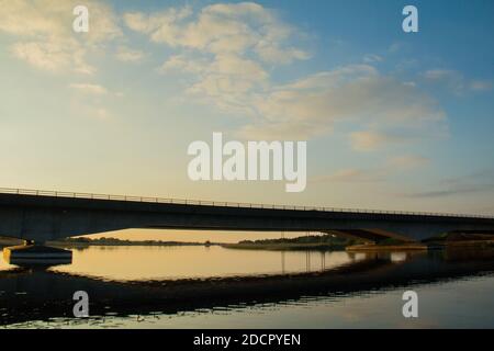 Eine schöne Brücke + Reflexion über einen Fluss während des Sonnenuntergangs in Athlone, Co.Roscommon. Irland Stockfoto