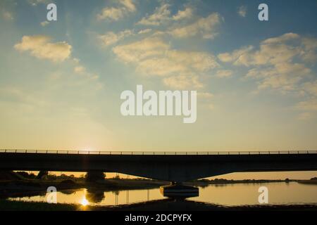 Eine schöne Brücke über einen Fluss bei Sonnenuntergang in Athlone, Co.Roscommon. Irland Stockfoto