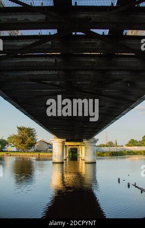 Malerische Unterseite einer Eisenbahnbrücke in Athlone, Co.Roscommon. Irland Stockfoto